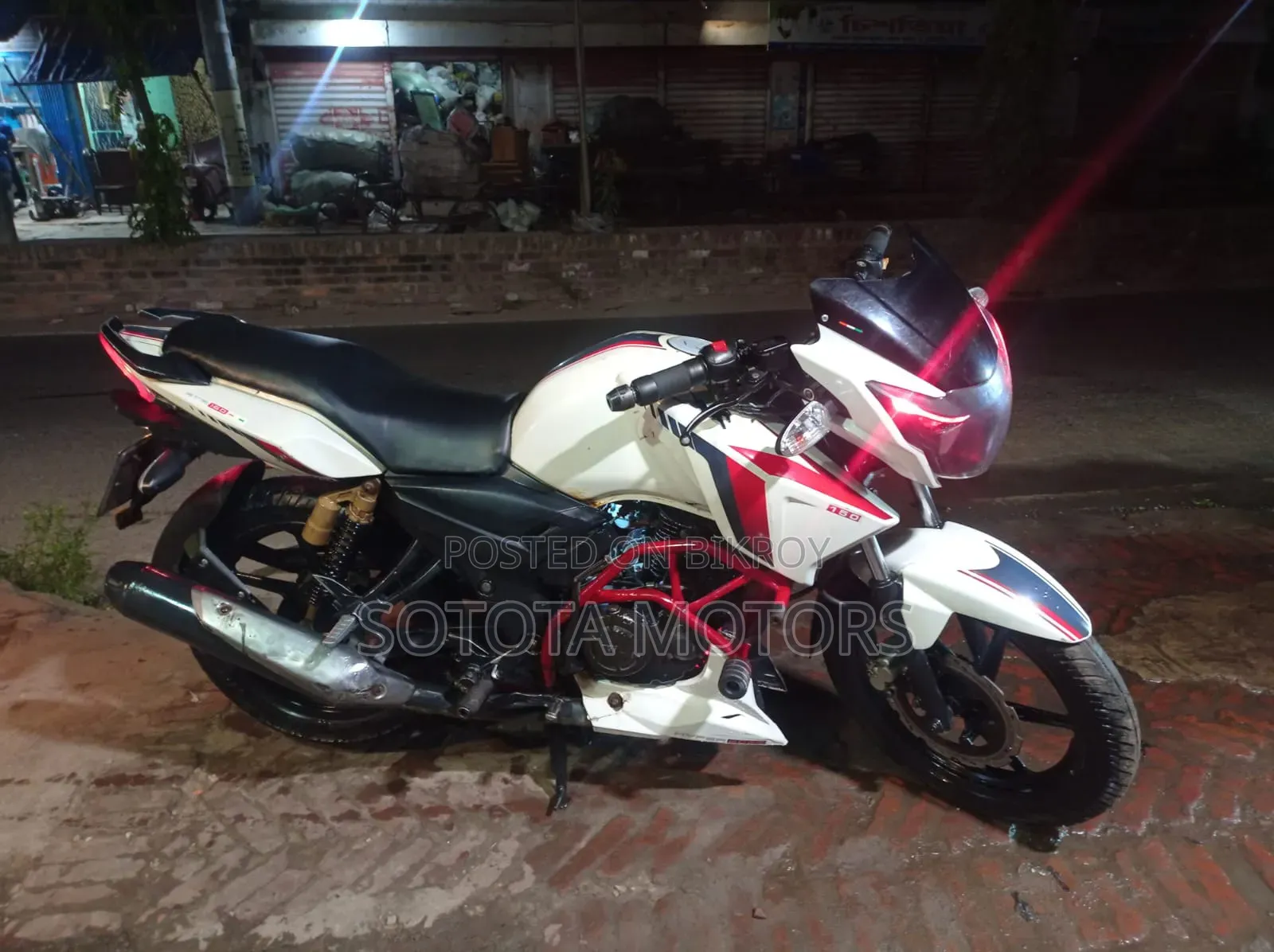 টিভিএস আপাচে RTR 160 2V ২০১৬ সাদা