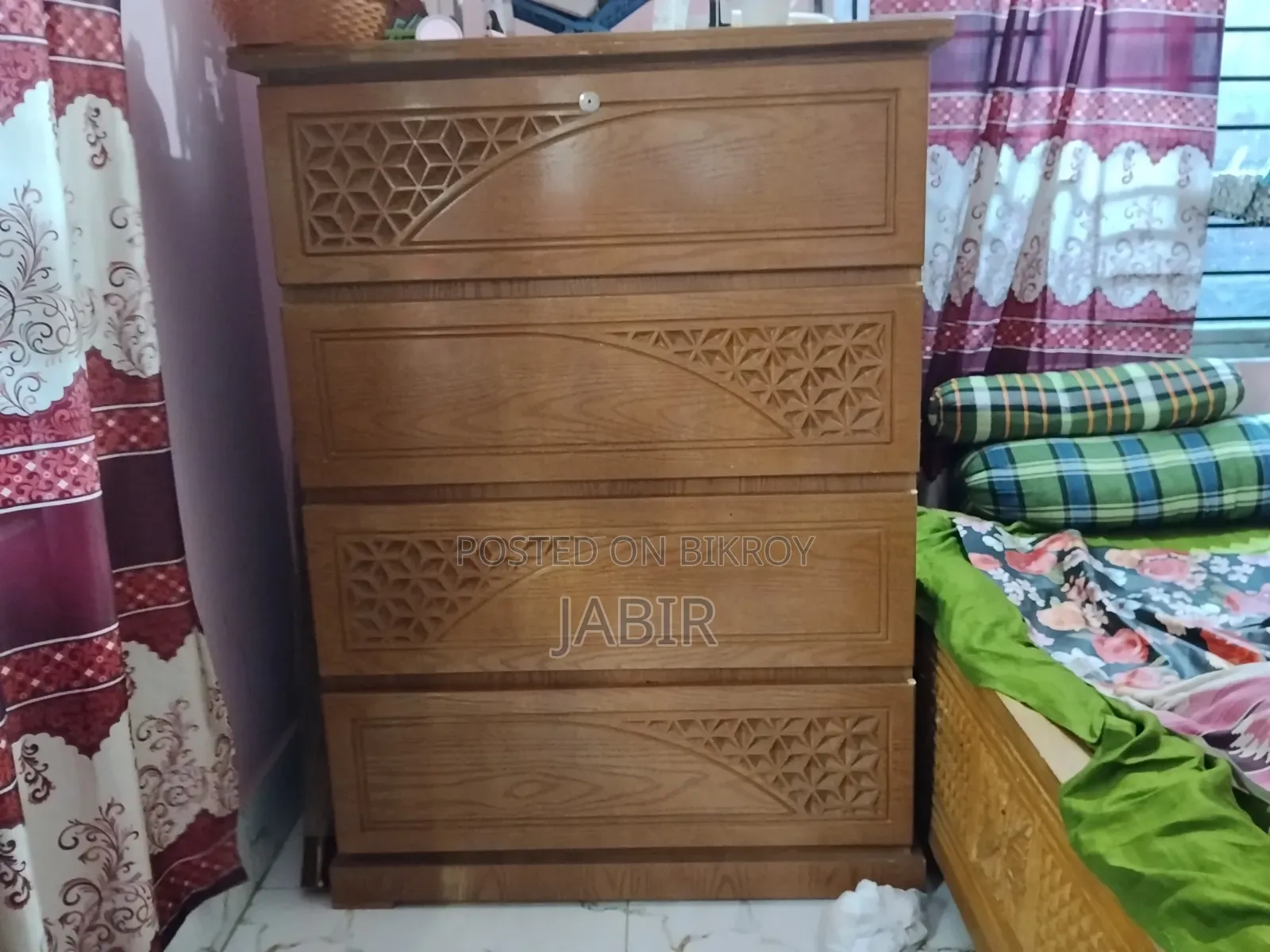 ২টা খাট আর ১ টা ওয়ারড্রব বিক্রি করা হবে।