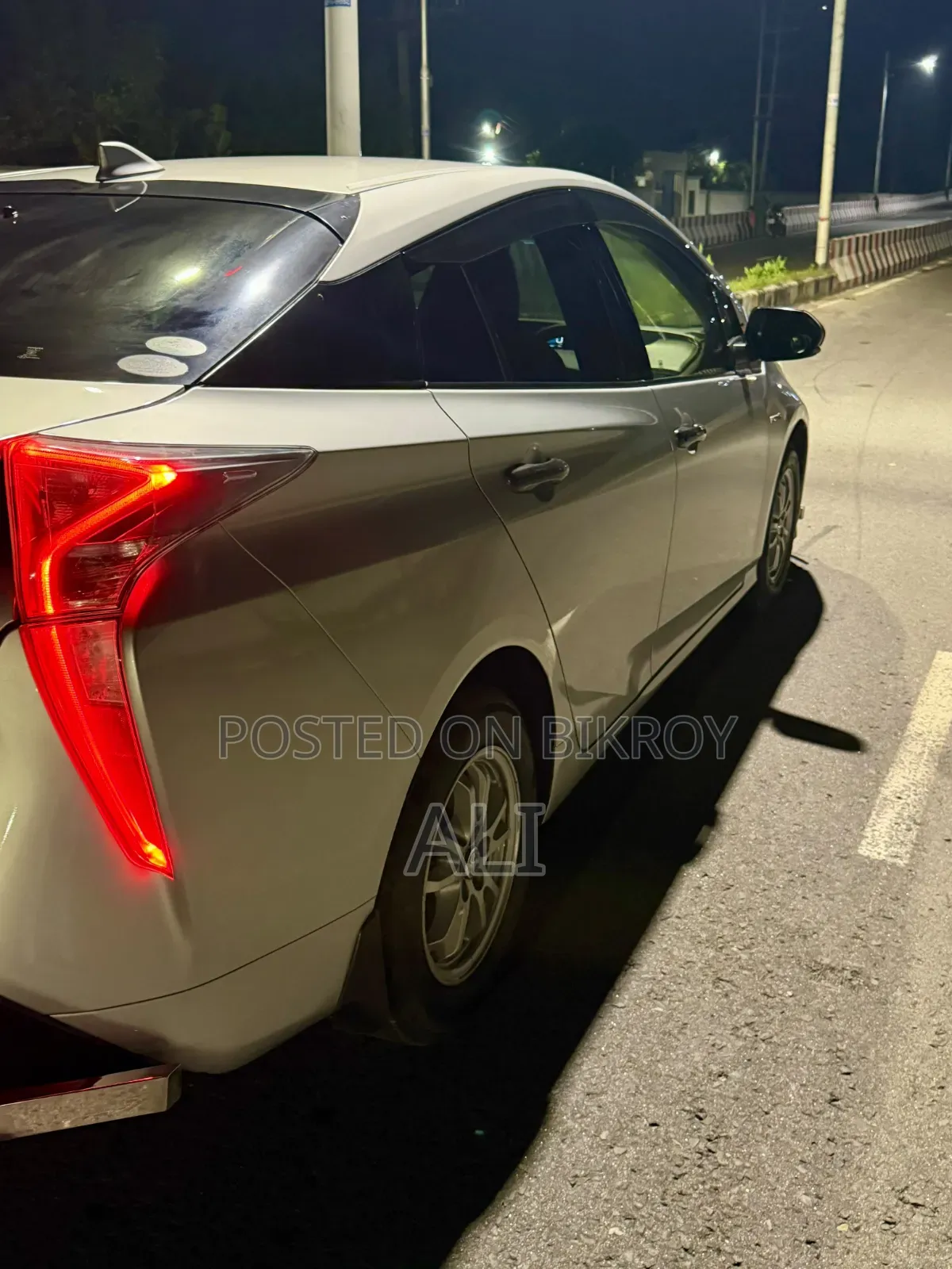 Toyota Prius 4-Door Hatchback (1.8L 4-Cylinder Gas/Electric Hybrid CVT) 2016