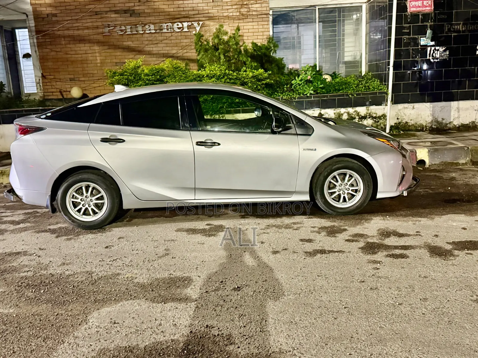 Toyota Prius 4-Door Hatchback (1.8L 4-Cylinder Gas/Electric Hybrid CVT) 2016