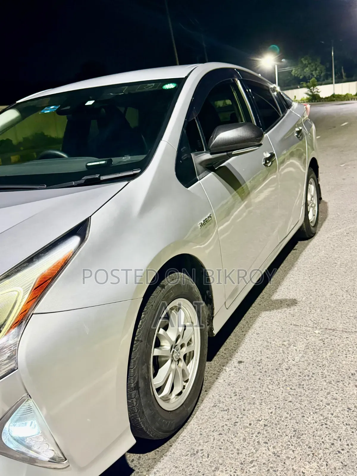 Toyota Prius 4-Door Hatchback (1.8L 4-Cylinder Gas/Electric Hybrid CVT) 2016