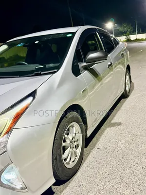 Toyota Prius 4-Door Hatchback (1.8L 4-Cylinder Gas/Electric Hybrid CVT) 2016