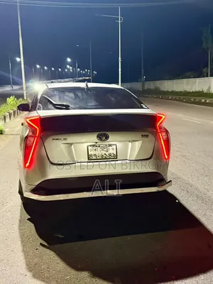 Toyota Prius 4-Door Hatchback (1.8L 4-Cylinder Gas/Electric Hybrid CVT) 2016