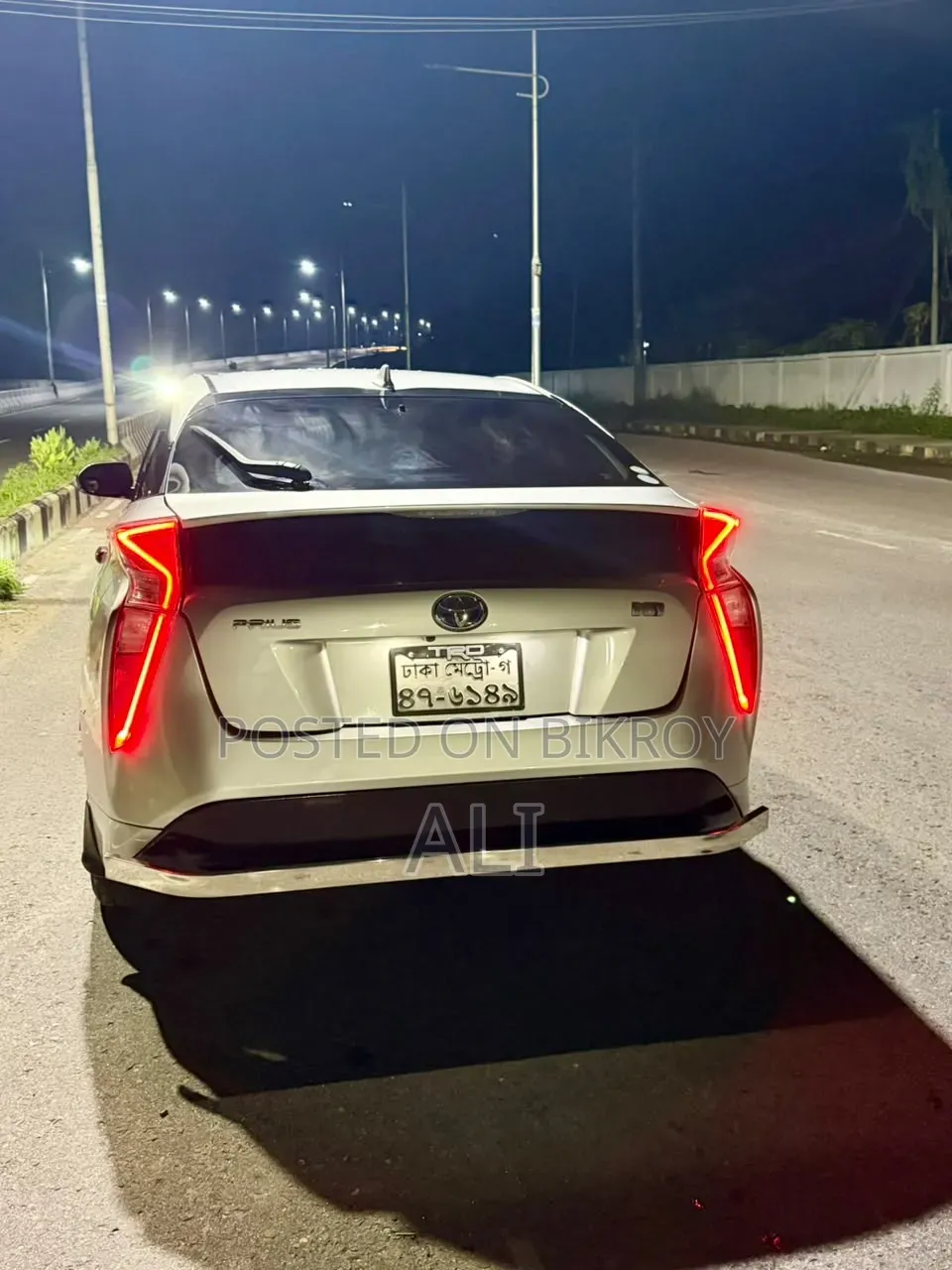 Toyota Prius 4-Door Hatchback (1.8L 4-Cylinder Gas/Electric Hybrid CVT) 2016