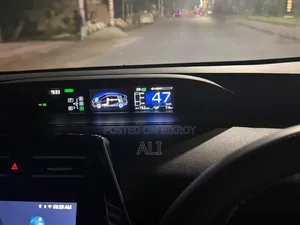 Toyota Prius 4-Door Hatchback (1.8L 4-Cylinder Gas/Electric Hybrid CVT) 2016