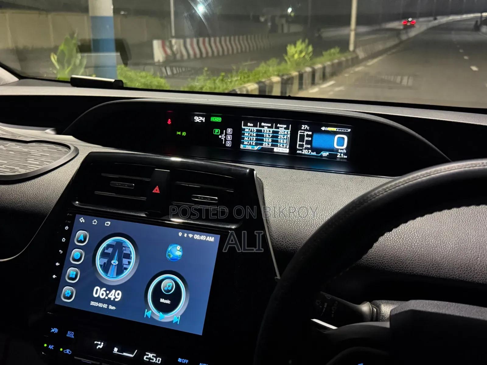 Toyota Prius 4-Door Hatchback (1.8L 4-Cylinder Gas/Electric Hybrid CVT) 2016