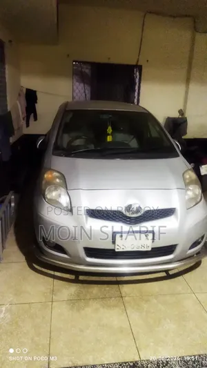 Toyota Vitz 2010 Silver