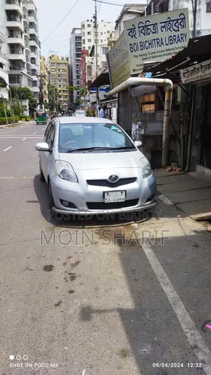 Toyota Vitz 2010 Silver