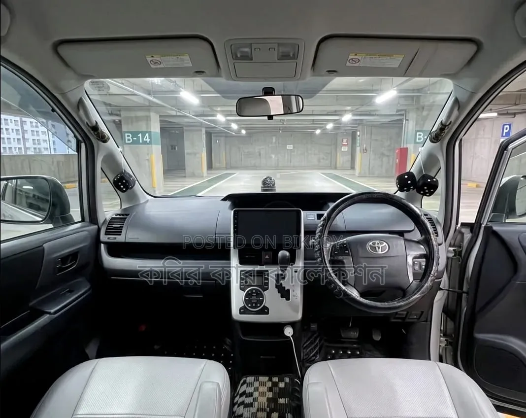 Toyota Noah 2011 Silver