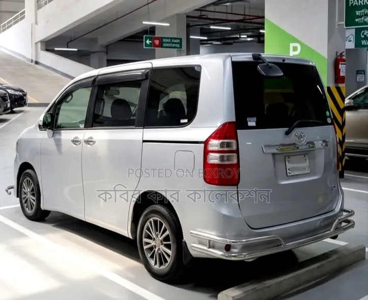 Toyota Noah 2011 Silver