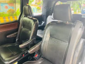 Toyota Esquire 2018 Pearl