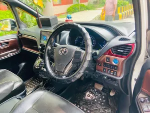 Toyota Esquire 2018 Pearl