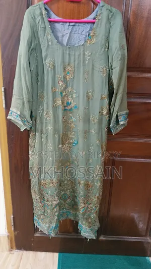 পাকিস্তানি ২ পিস ড্রেস বিক্রি করা হবে ইউজড