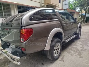 Mitsubishi L200 2010 Gray