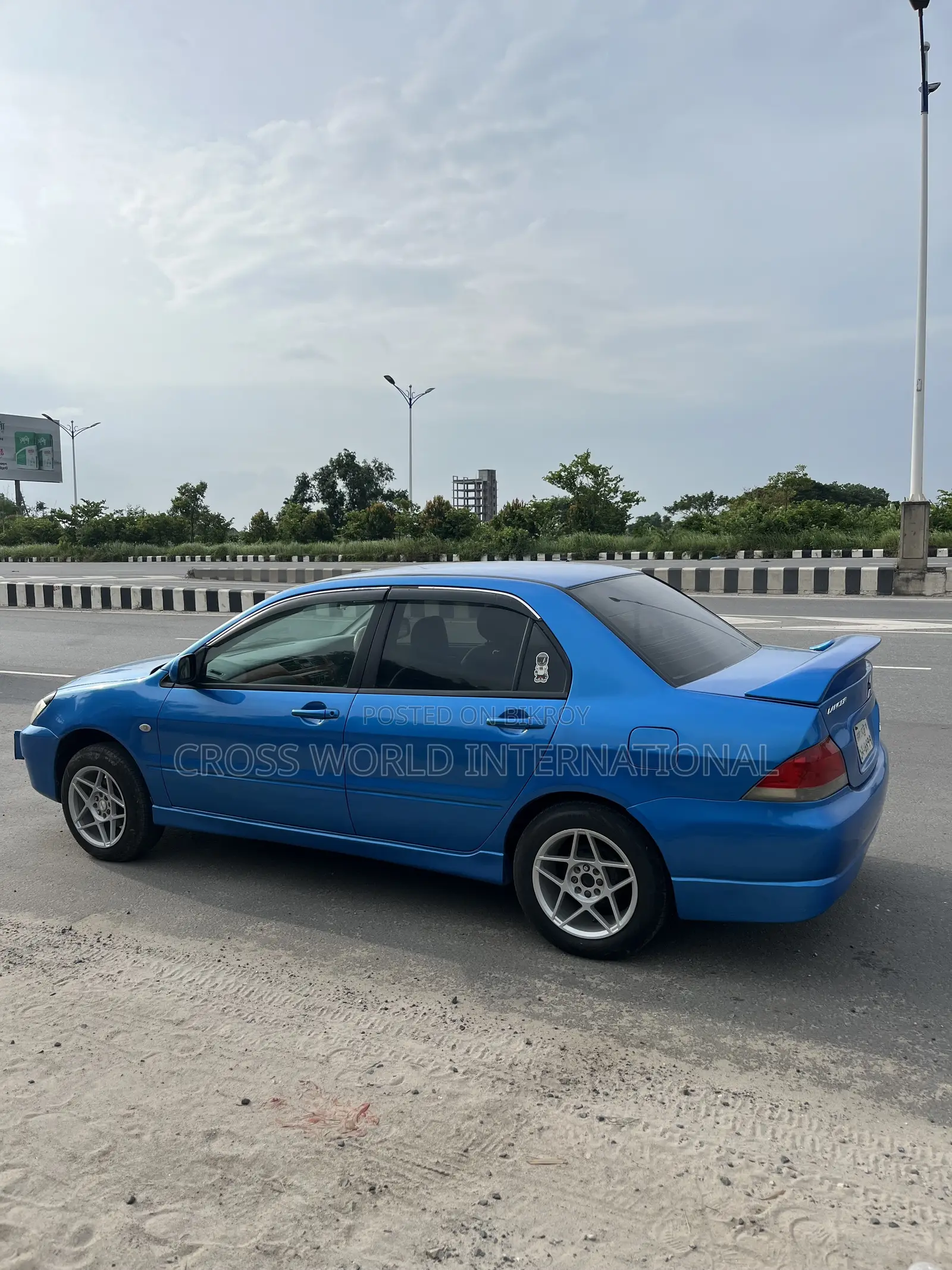 মিতসুবিশি ল্যান্সার ২০০৯ নীল