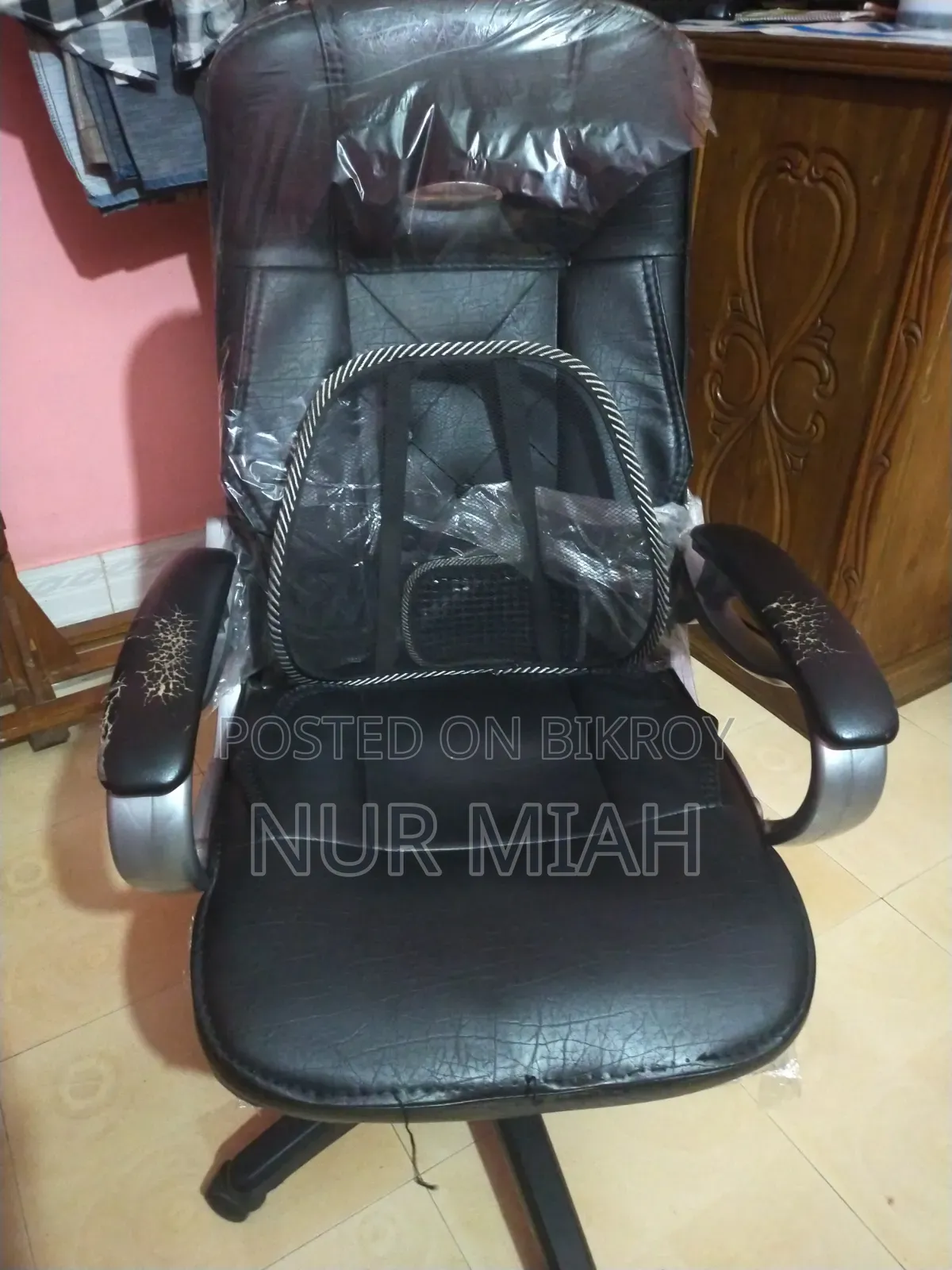রিভলভিং চেয়ার প্রায় নতুন।