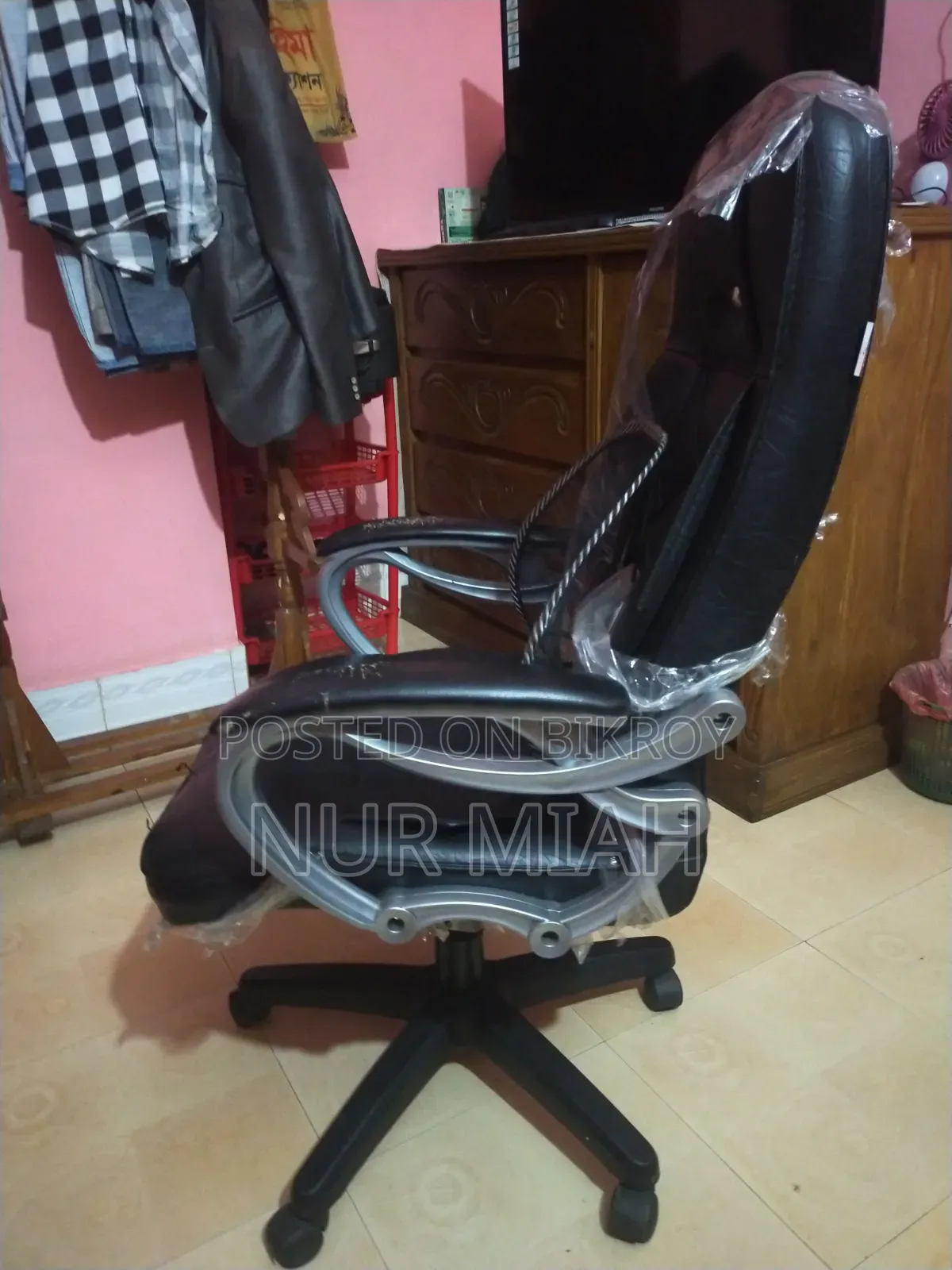 রিভলভিং চেয়ার প্রায় নতুন।