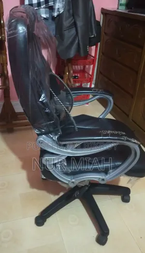 রিভলভিং চেয়ার প্রায় নতুন।
