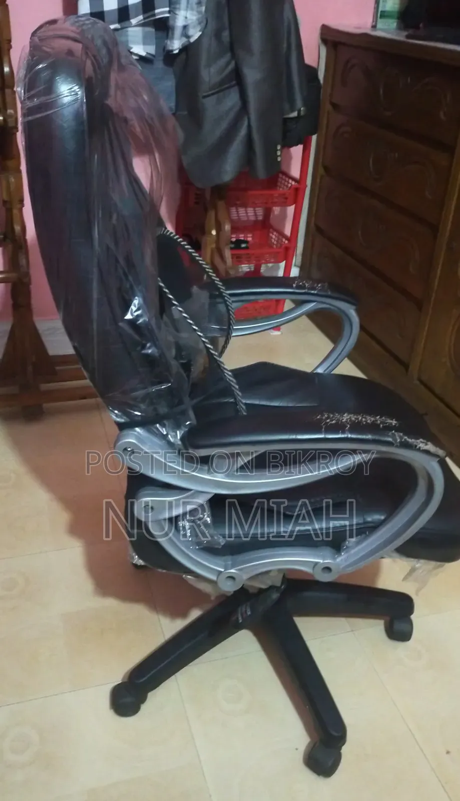 রিভলভিং চেয়ার প্রায় নতুন।