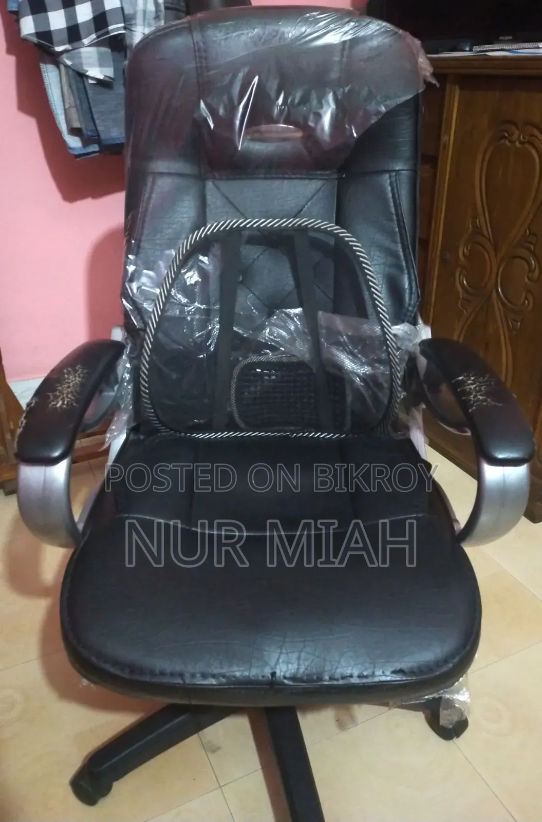 রিভলভিং চেয়ার প্রায় নতুন।