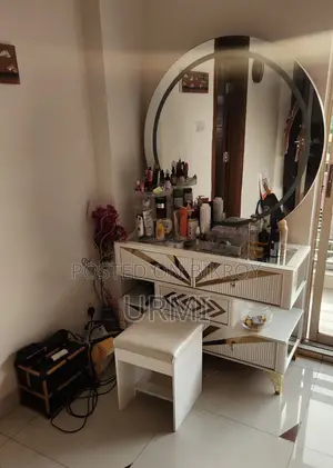 সাদা আধুনিক ড্রেসিং টেবিল মিরর লাইট সহ