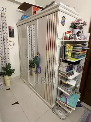 সাদা রঙের ৩ পাল্লার আলমিরা আয়না সহ
