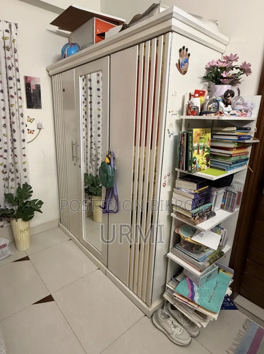 সাদা রঙের ৩ পাল্লার আলমিরা আয়না সহ