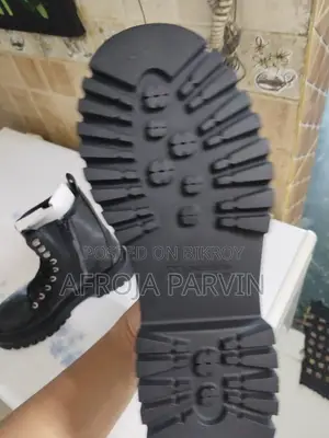 পুল অ্যান্ড বেয়ার জুতো
