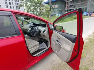 টয়োটা প্রিয়াস ৪ দরজা হ্যাচব্যাক (১.৮ লিটার ৪-সিলিন্ডার গ্যাস/ইলেকট্রিক হাইব্রিড সিভিটি) ২০১৬ লাল