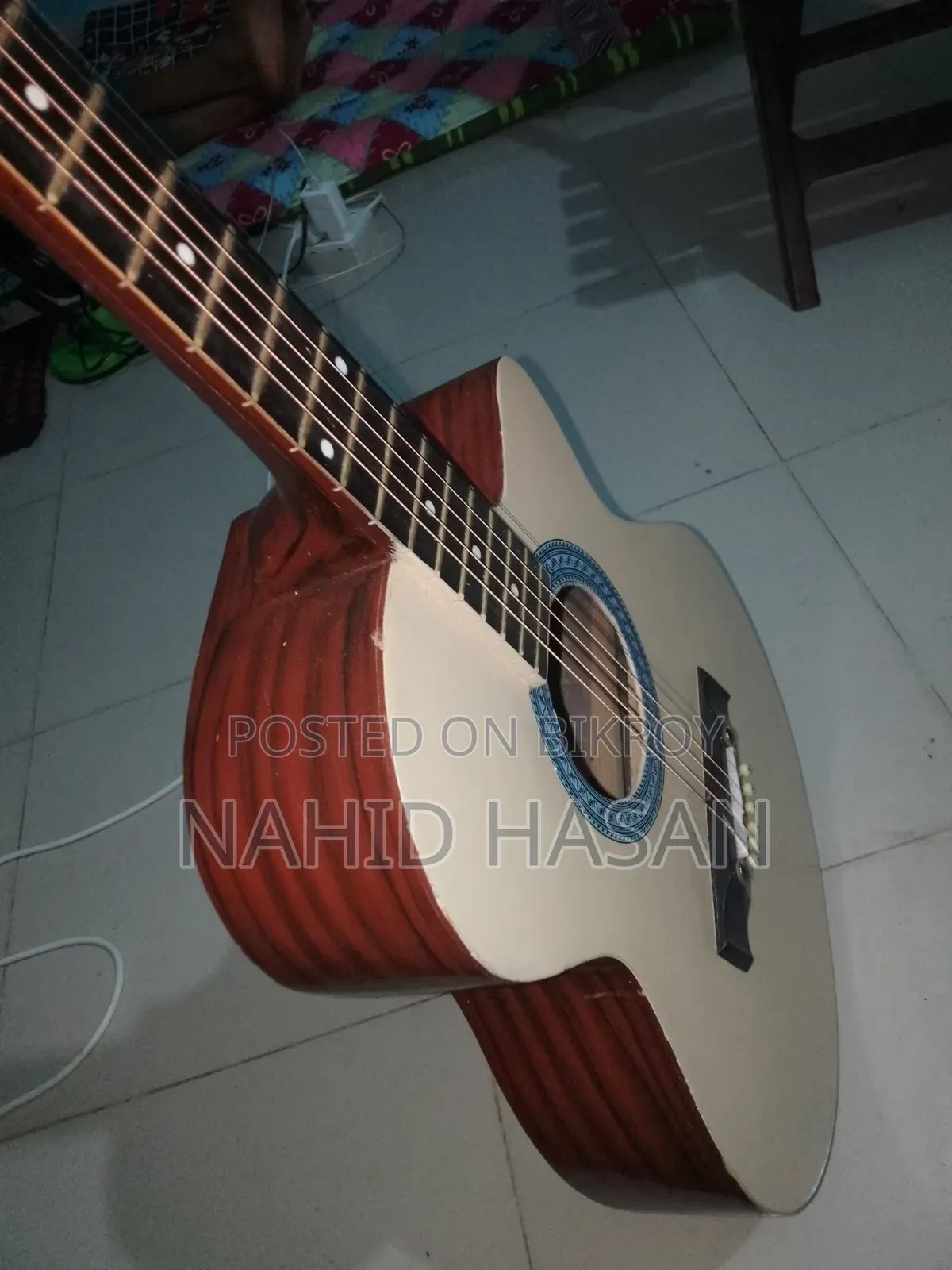 ইউজড একোয়াস্টিক গিটার