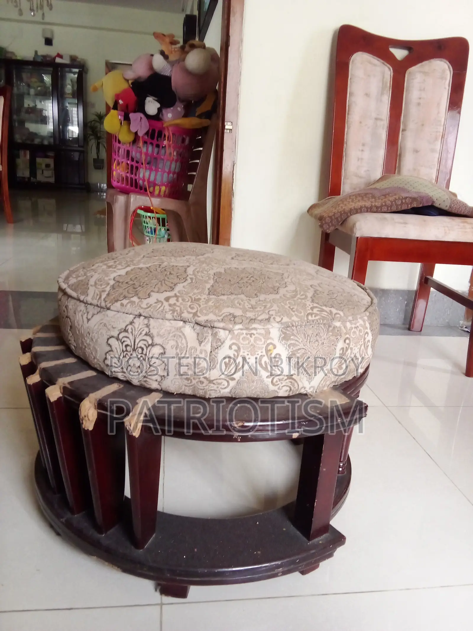 একটি ড্রেসিং টেবিল সোফা টুল