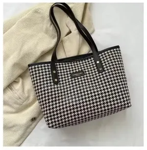 গ্রামীণ চেক টোট ব্যাগ