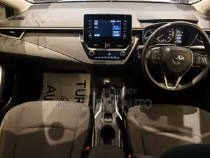 টয়োটা করোল্লা ২০২১ হোয়াইট