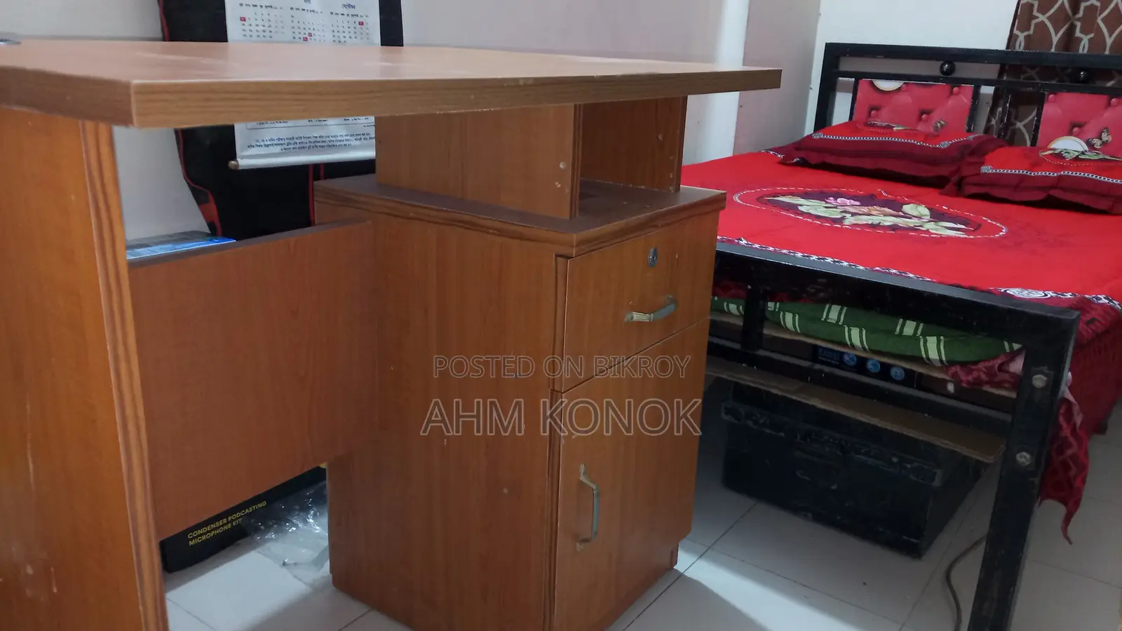 সেমি ডাবল খাট এবং টেবিল