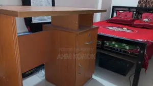 সেমি ডাবল খাট এবং টেবিল