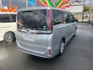 টয়োটা নোয়া ২.০ এফডব্লিউডি (৮ সিটার) ২০২১ সিলভার