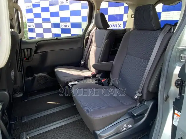 Toyota Noah 2021 Silver