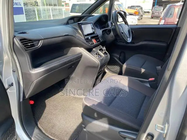 Toyota Noah 2021 Silver
