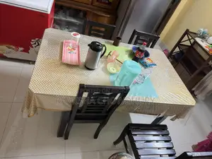 ডাইনিং টেবিল