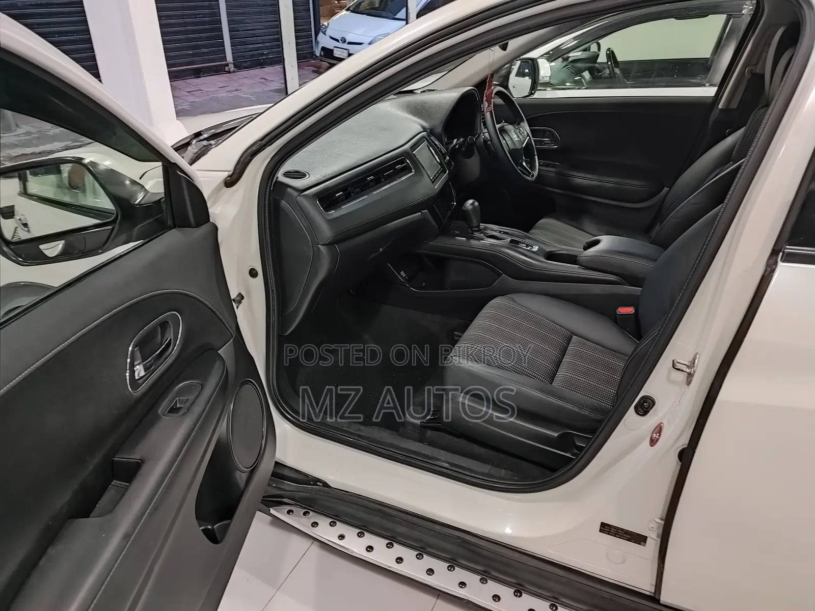 Honda Vezel 1.5 Two-Wheel Drive 2014 Pearl
