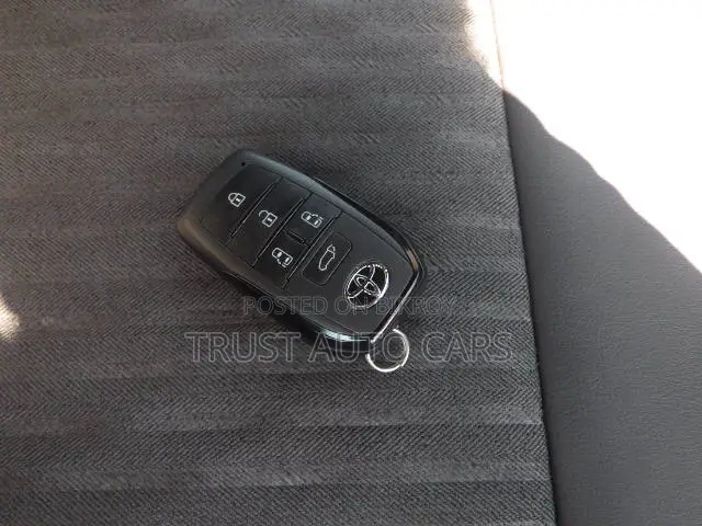 টয়োটা নোয়া ২০২২ পার্ল