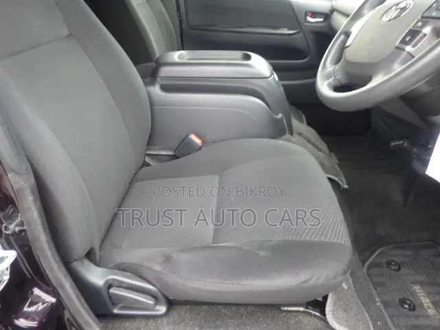 Toyota HiAce 2021 Red