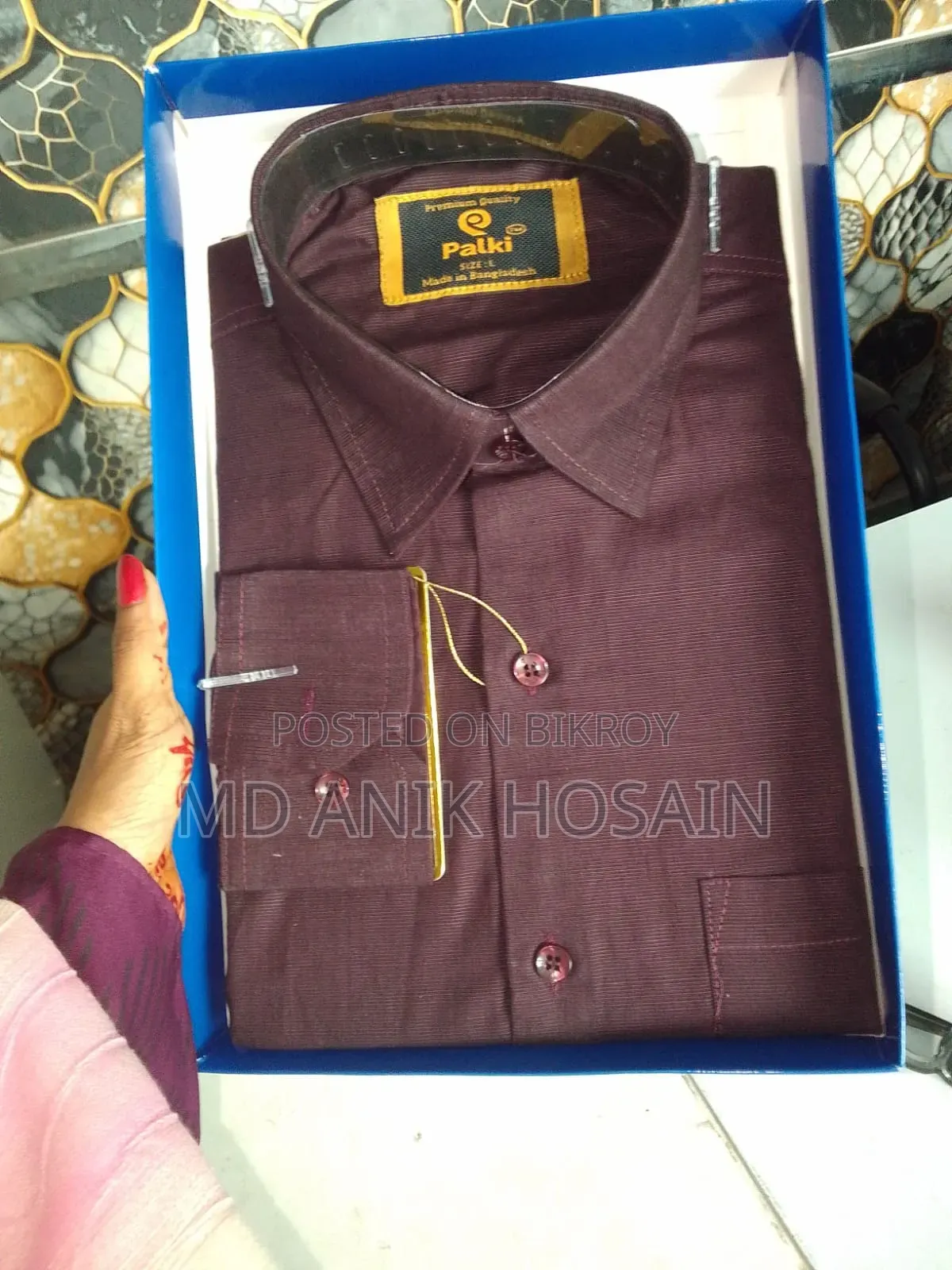 পেছনের অংশ নিয়ে মূল কাঠামো তৈরি হয়।
কলার (Collar): গলা ঘিরে