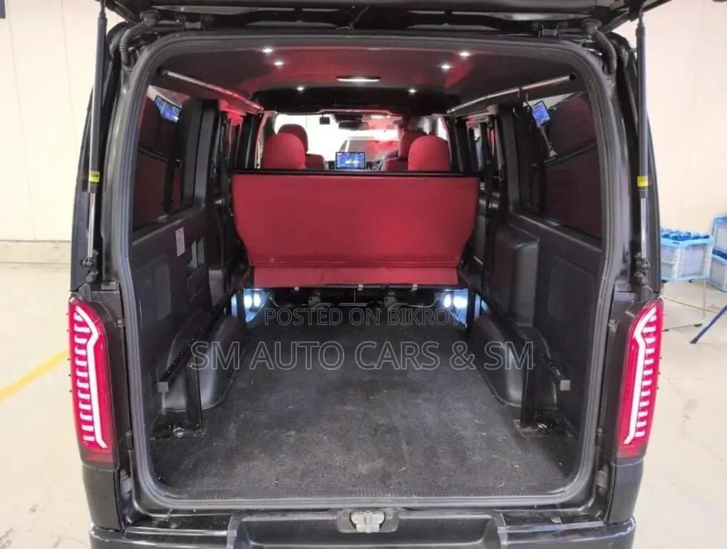Toyota HiAce 2021 Black