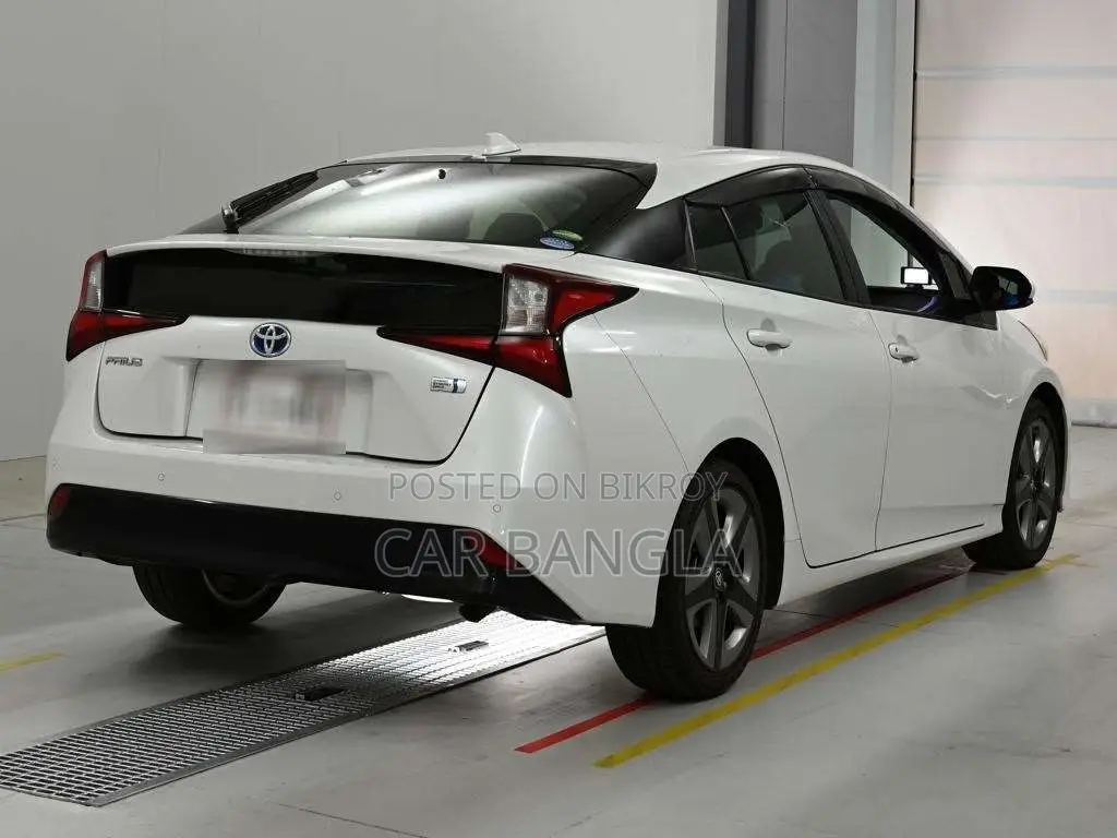 Toyota Prius 2021 White