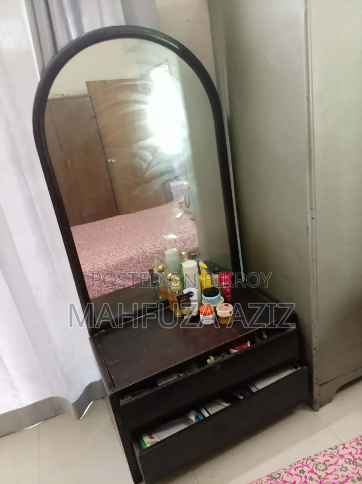 Dressing Table with Unique Design in Strong Wood at Affordable Price