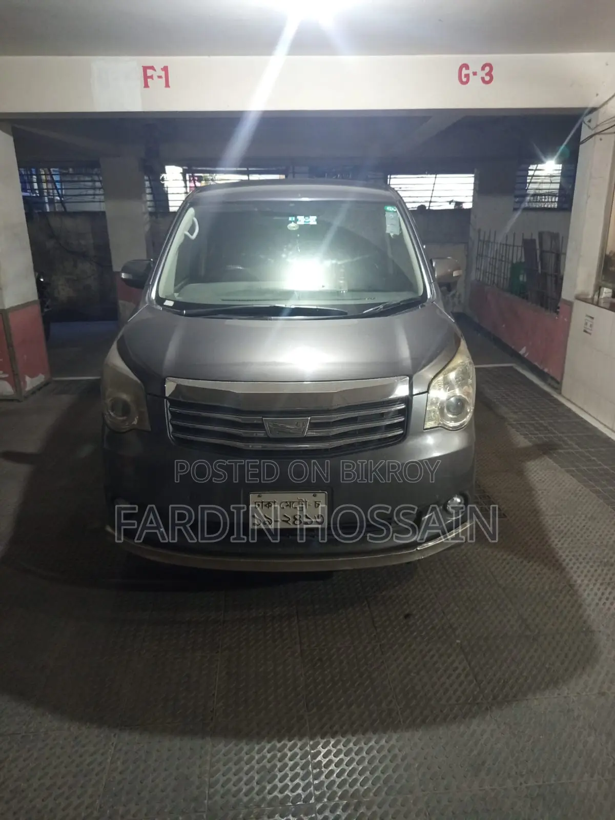 Toyota Noah 2.0 158hp FWD (7 Seater) 2012 Gray