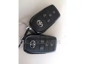 টয়োটা নোয়া ২০২২ সাদা