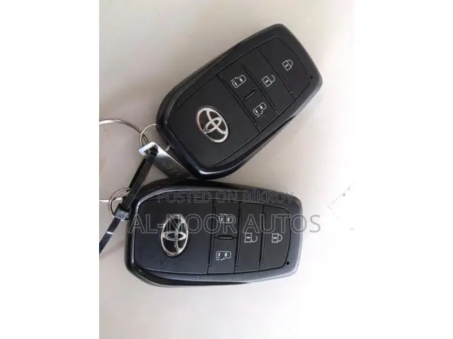 টয়োটা নোয়া ২০২২ সাদা