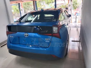টয়োটা প্রিয়াস ২০২০ নীল
